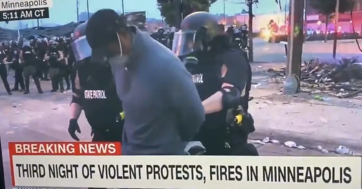 George Floyd'un ölümü ABD'yi cehenneme çevirdi! Polisten protestoculara şiddet! Siyahi CNN muhabiri böyle gözaltına alındı | Video
