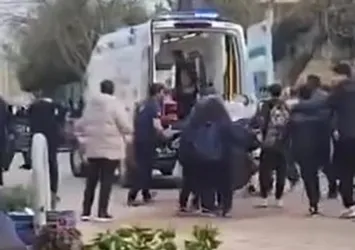 Okulunun önünde öğrenciyi bıçakladılar