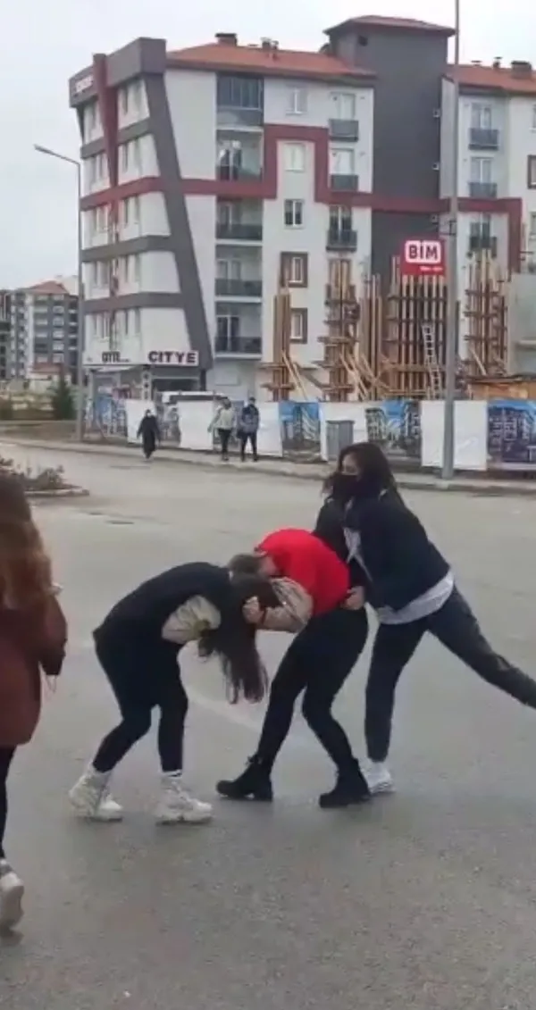 ispartada-liseli-kizlarin-kavgasi-o-anlari-kayda-alan-sahis-ayiriyormus-gibi-yapin-ayirmayin-1639561712521.jpg Isparta’da liseli kızların kavgası! O anları kayda alan şahıs: Ayırıyormuş gibi yapın ayırmayın - 4