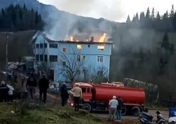 Bartın'da 3 katlı binada yangın paniği! Alevler rüzgarın etkisiyle büyüdü