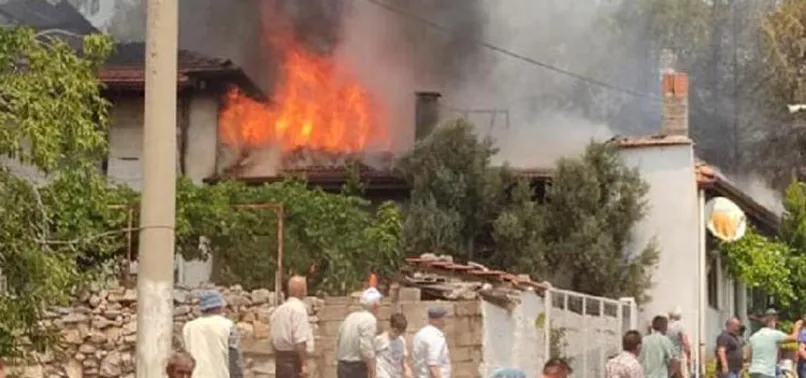 Denizli'de ahşap ev ve depo alev alev yandı