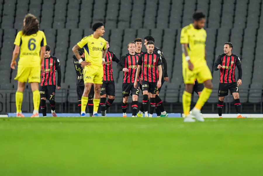 kanarya-zirve-yarisinda-kan-kaybetti-fenerbahce-fatih-karagumruke-maglup-oldu-1773428227431.jpg Kanarya zirve yarışında kan kaybetti! Fenerbahçe Fatih Karagümrük'e mağlup oldu - 7