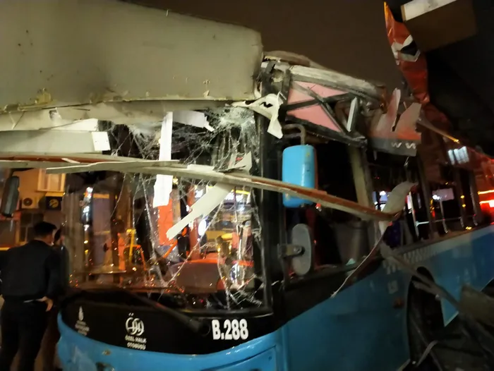 Eyüpsultan'da İETT otobüsü önce iş yerine sonra otomobile çarptı! Kaza anı kamerada - 1