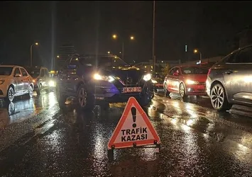 Pendik'te zincirleme kaza! Devrilen kamyonet faciaya neden oldu: 2'si ağır 4 yaralı