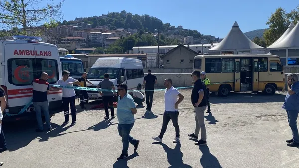zonguldakta-feci-son-90-yasindaki-adam-dolmusun-altinda-kaldi-1662715328112.jpg Zonguldak’ta feci son! 90 yaşındaki adam dolmuşun altında kaldı - 3