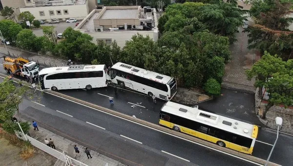 Son dakika | Üsküdar'da İETT otobüsü ile iki tur otobüsü çarpıştı! Manzara savaş ortamını andırıyor - 1