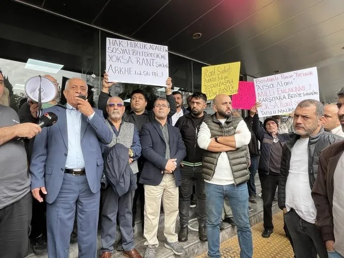 Pazarcı esnafından Karşıyaka Belediyesi önünde eylem (İHA)