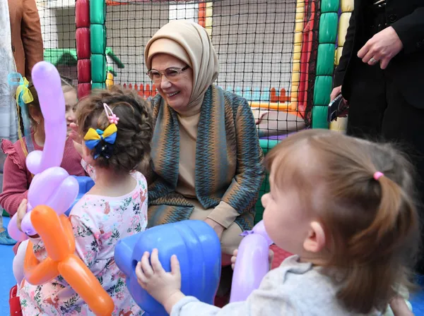 Emine Erdoğan Ukrayna'dan getirilen yetim çocuklarla buluştu - 5