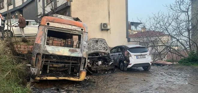 Beyoğlu’nda park halindeki 3 araç yandı