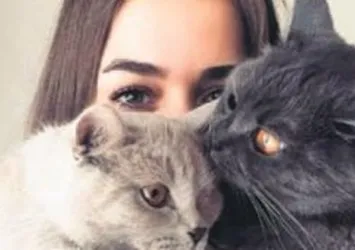 Bensu Soral'ın 6 kedisi 2 köpeği var