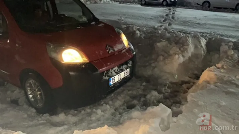 İstanbul'da sürücülerin kar çilesi sürüyor: Hadımköy'deki trafik yoğunluğu havadan görüntülendi! Kilometrelerce araç kuyruğu oluştu 1