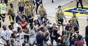 Taraftarlarla basketbolcular birbirine girdi