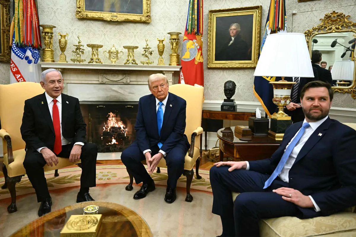 netanyahunun-iran-talimati-ve-abdnin-saldiri-plani-iddiasi-1792683300425.jpg ABD Başkanı Donald Trump (ortada) ve Başkan Yardımcısı JD Vance (sağda), 4 Şubat 2025’te Beyaz Saray’da İsrail Başbakanı Binyamin Netanyahu ile görüşürken. (Foto: AFP)