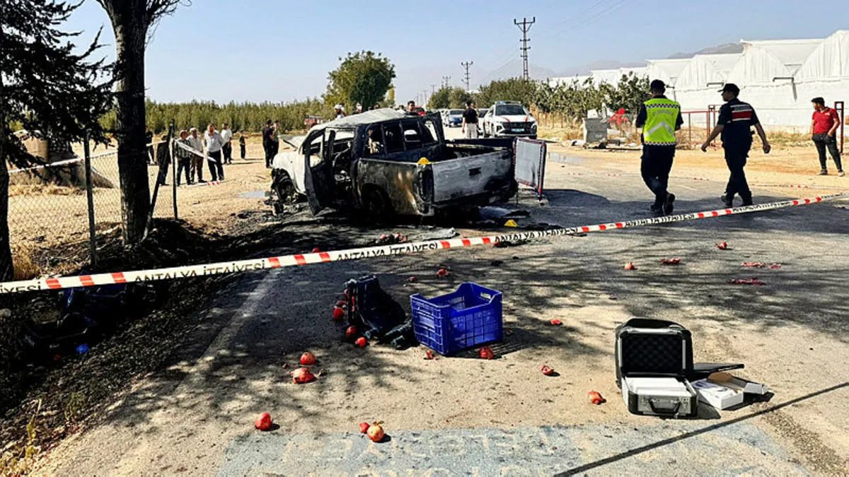 Motosiklet kamyonete çarptı: 2 ölü 1 yaralı