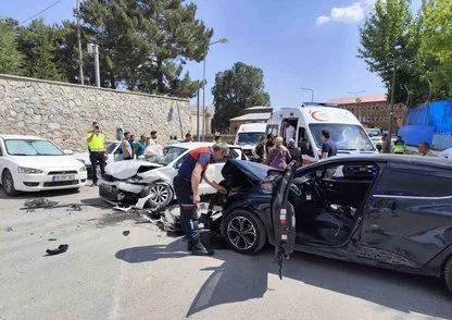 Bitlis'te otomobiller çarpıştı: 10 yaralı