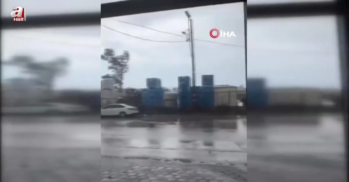 Kuvvetli rüzgar fuar çadırlarını uçurdu