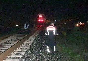 Trenin çarptığı kişi hayatını kaybetti