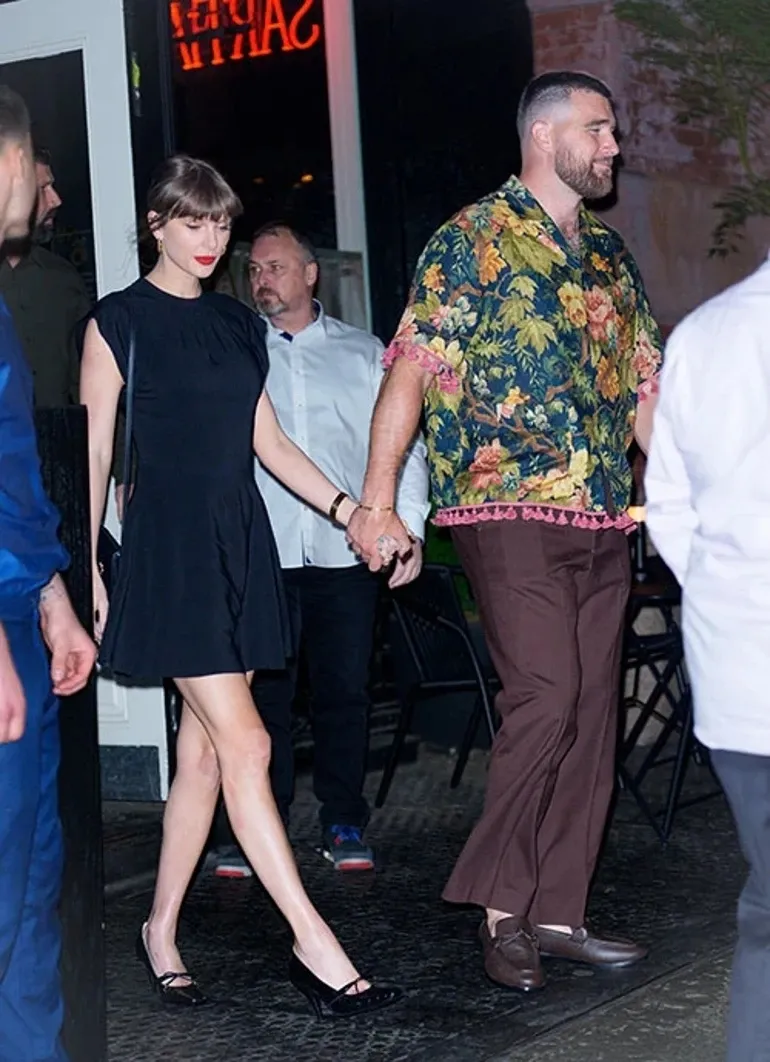 reklam-panosuyla-ilan-ettiler-1783152660870.jpeg Reklam panosunda ilan ettiler! Taylor Swift ve Travis Kelce evlendi - 2