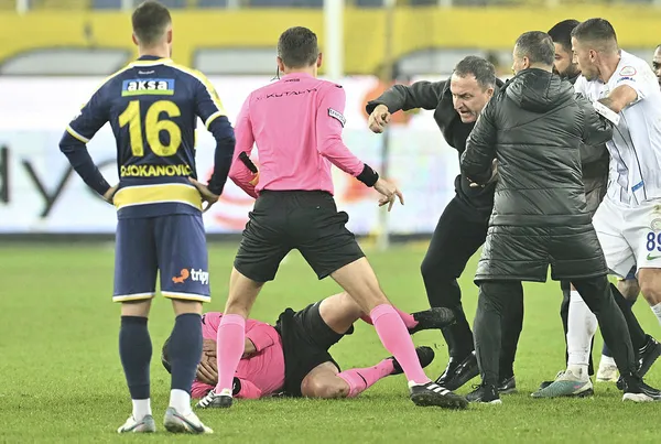 halil-umut-melere-yumruk-atan-ankaragucu-baskani-faruk-kocanin-ilk-ifadesi-ortaya-cikti-benim-atmis-oldugum-to-1702369814089.jpg Halil Umut Meler'e yumruk atan Ankaragücü Başkanı Faruk Koca'nın ilk ifadesi ortaya çıktı: Benim atmış olduğum tokat kırığa sebep vermez - 4