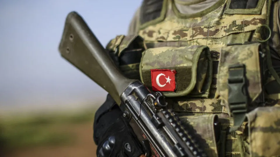 Sınırda hazır bekleyen Türkiye ve Irak'ın askeri güçleri