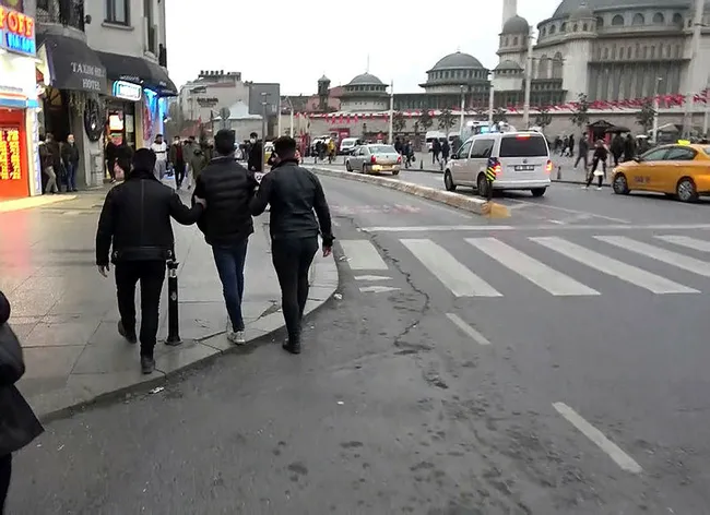 Taksim’de bayılma numarasıyla duygu sömürüsü kamerada! Ekipler ceza kesti - 3