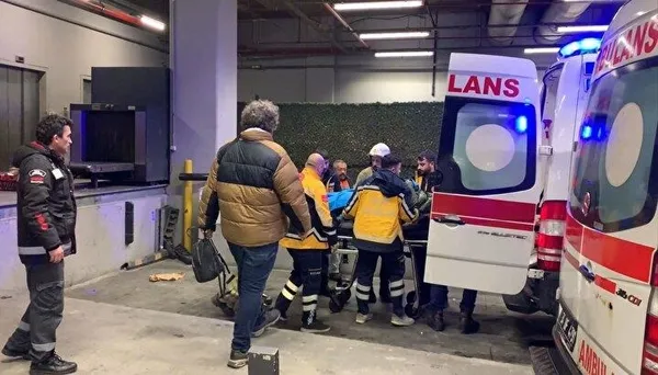 sislide-korku-dolu-anlar-otomobil-avmde-yuruyen-merdivene-daldi-yaralilar-var-1705782938801.jpeg Şişli’de akılalmaz kaza! Otomobil AVM'de yürüyen merdivene daldı: Yaralılar var - 3