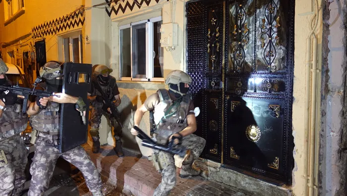 Bursa’da uyuşturucu satıcılarına yönelik dev şafak operasyonu