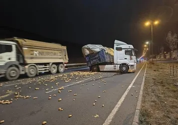 Yokuş aşağı inen tırdan kilolarca patates yola saçıldı