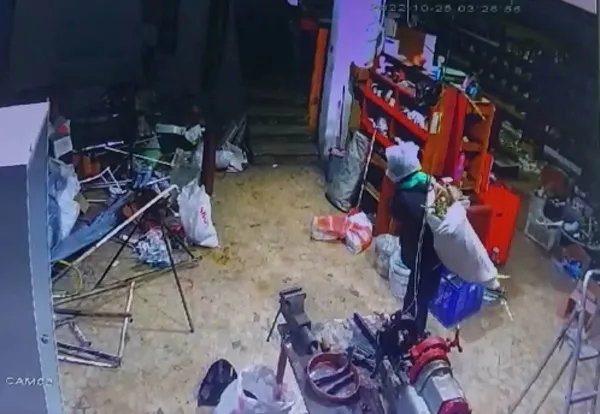1666944389298.jpg Düzce’de acemi hırsız! Tanınmamak için yaptıkları pes dedirtti - 2