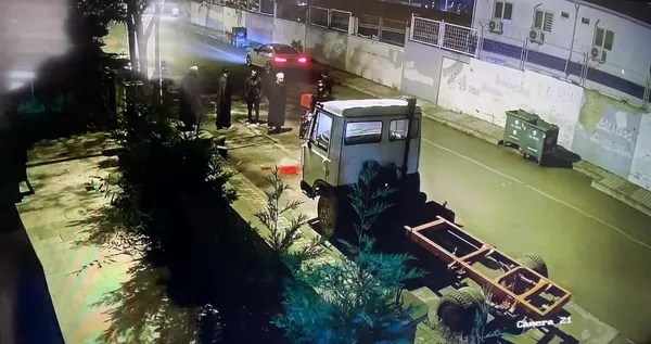 bir-anda-kan-kusup-yere-yigildi-gorenler-yolunu-degistirdi-1637491347497.jpg Bir anda kan kusup yere yığıldı! Görenler yolunu değiştirdi - 3