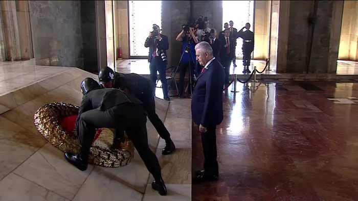 Başbakan Yıldırım, Yüksek Askeri Şura üyeleri ile Anıtkabir'i ziyaret etti - 1