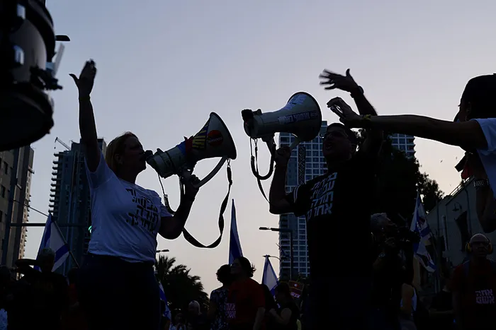 İsrail sokakları yeniden karıştı! Protestolarının göbeğinden canlı yayın | Netanyahu istifa eylemine polisten sert müdahale