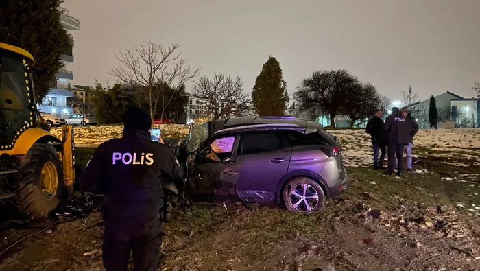 İstanbul'da otomobil iş makinesine çarptı! Sürücü şoka girdi: Keşke ben ölseydim - 3