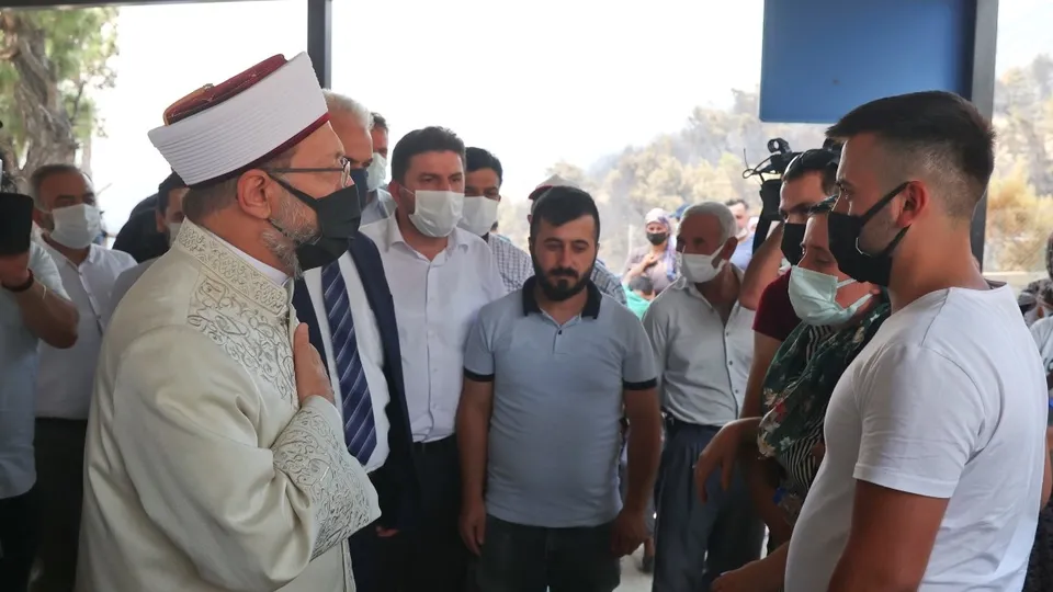 Diyanet İşleri Başkanı Erbaş'tan orman yangınında hayatını kaybeden çiftin yakınlarına taziye ziyareti