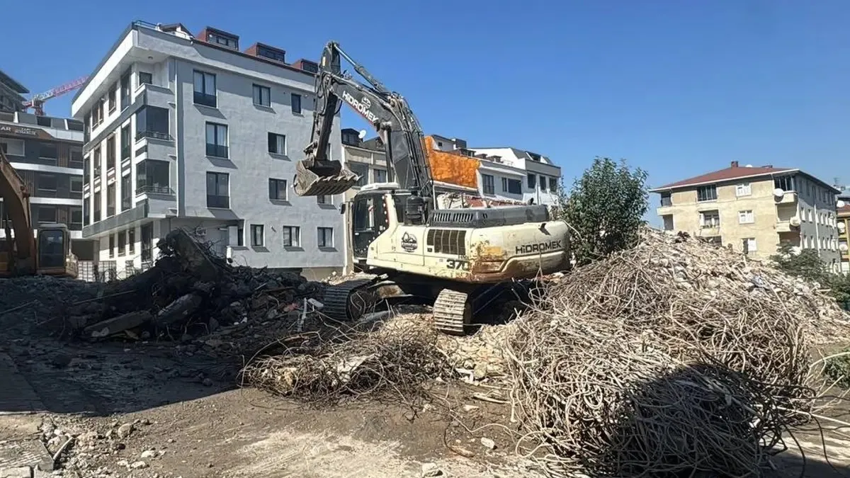 İstanbul Küçükçekmece'de 7 katlı bina yıkım sırasında çöktü