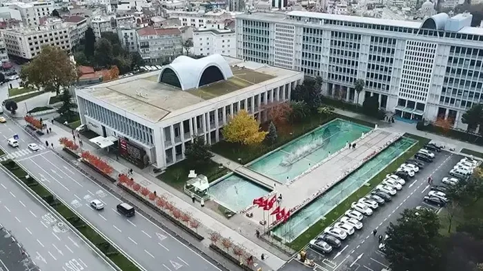 ibbnin-kaynaklari-ekrem-imamoglunun-trol-agina-akti-hem-devleti-hem-de-kilicdaroglunu-hedef-almislar-1755240617089.jpeg Sosyal medyadaki trol ağını yöneten birçok kişinin İBB'de işe alınarak maaşa da bağlandığı ortaya çıktı. (A Haber arşiv)