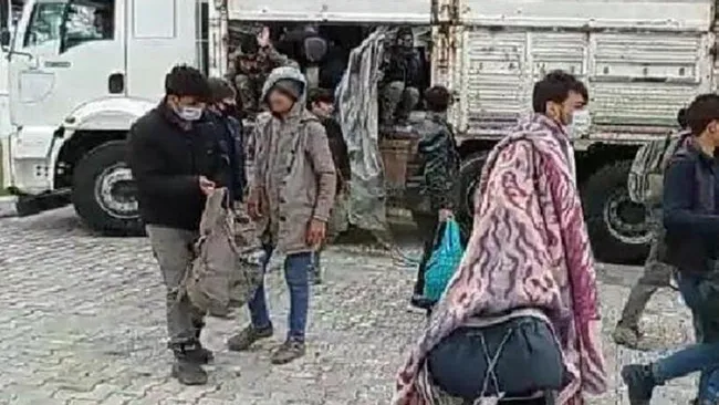 vanda-kamyon-kasasinda-112-kacak-gocmen-yakalandi-1616761428868.jpg Van'da kamyon kasasında 112 kaçak göçmen yakalandı - 1