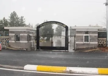 Diyarbakır'da şehitler mezarlığını bomba attılar