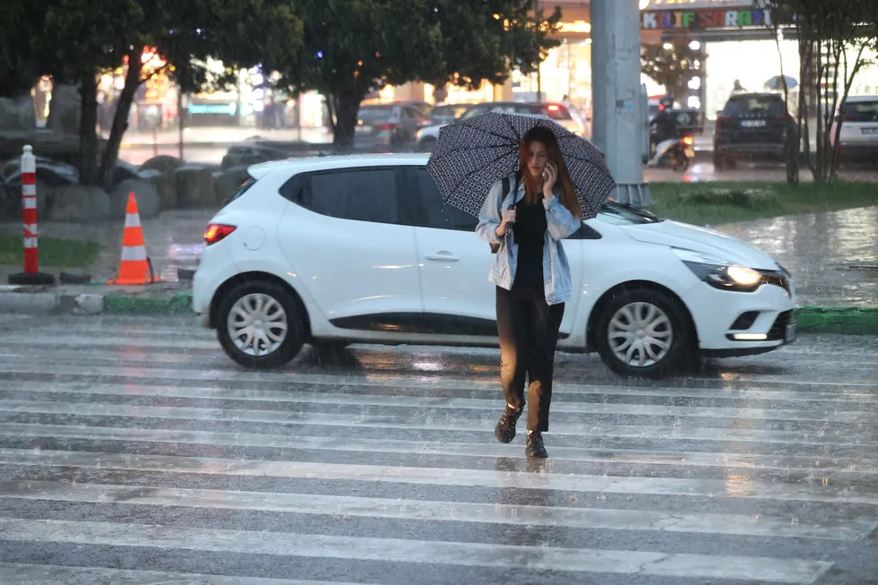 kurban-bayraminda-hava-nasil-olacak-kirkikindi-yagislari-yurdu-esir-alacak-1779254566568.jpg Meteoroloji'den İstanbul için sarı kodlu uyarı, şiddetli sağanak trafiği de vurdu! Kurban Bayramı'nda hava nasıl olacak? - 6
