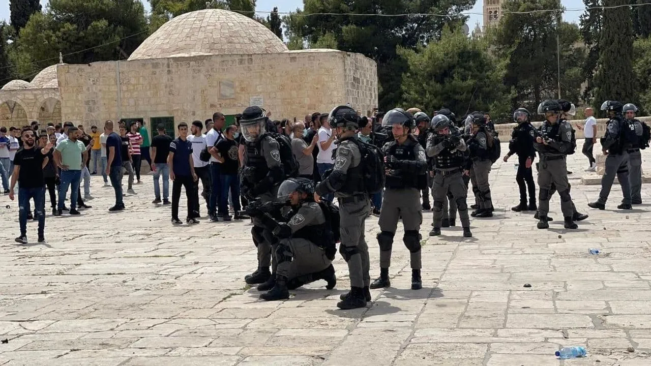 İsrail polisi Cuma namazı sonrası Mescid-i Aksa’da cemaate ses bombalarıyla saldırdı! Türkiye'den sert tepki