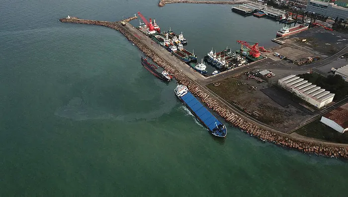 Son dakika: Tuzla'da çarpışan gemiler yan yattı - 1