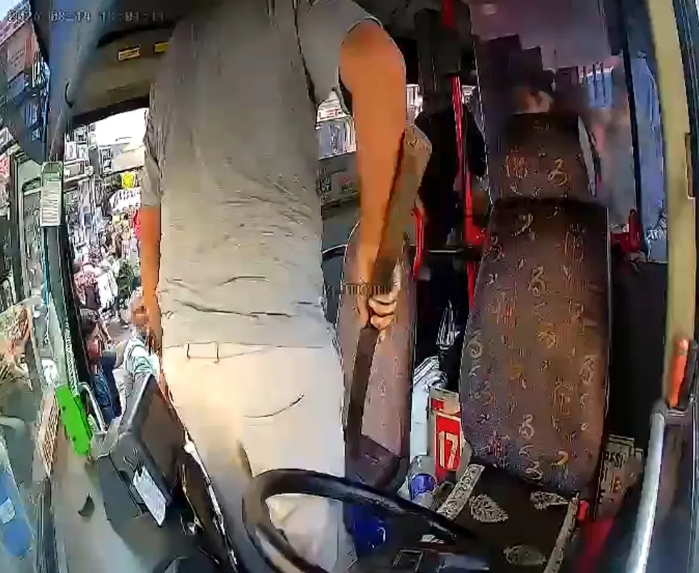 Adana'nın Seyhan ilçesinde trafikte gerilim: Otomobil sürücüsü otobüse bindi! Şoför sopayla karşılık verdi! O anlar kamerada - 3