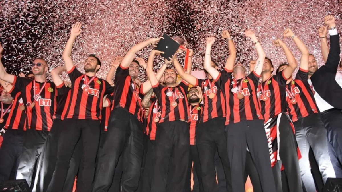 Eskişehir BAL'da şampiyonluk kupasını kaldırdı