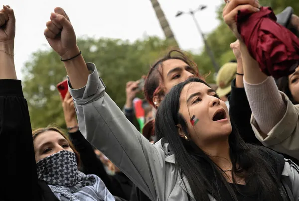 Fransızlar yasağa rağmen sokaklarda! Paris’te Filistin’e destek gösterisi