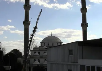 Adana'da ağır hasarlı minareler yıkılıyor