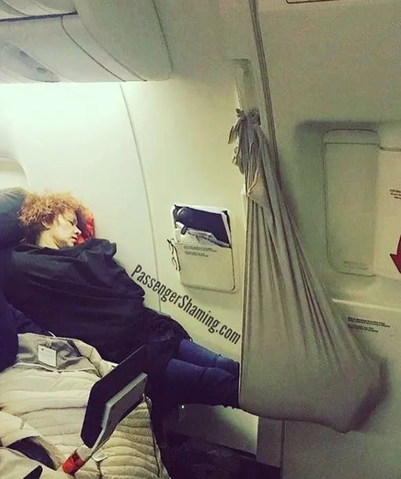 Uçaktaki yolcuların iğrenç görüntüleri ortalığı karıştırdı