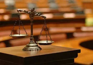 Yüksek yargıya 'paralel' neşteri