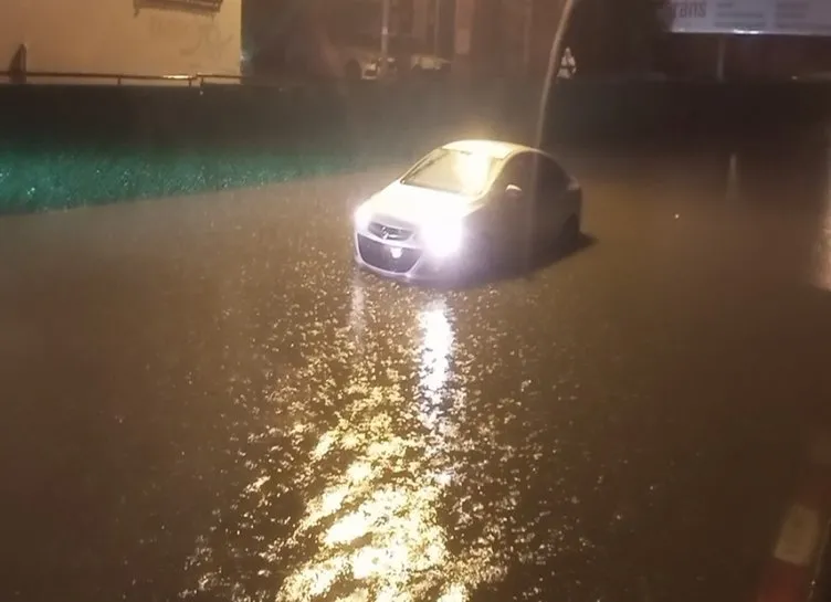 Ege’de sağanak yağış hayatı felç etti: Cadde ve sokaklar göle döndü