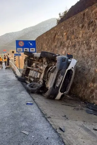 Ağrı’dan Trabzon’a hasta götüren ambulans Gümüşhane'de kaza yaptı - 3