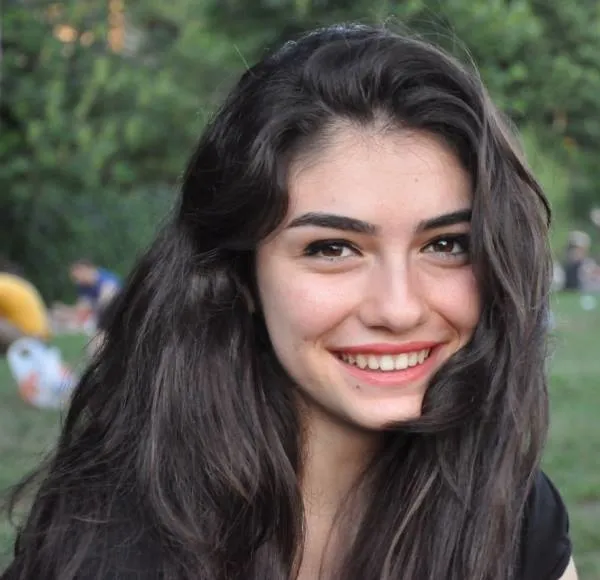 Hazar Ergüçlü neden sorguya alındı? Ünlü oyuncu Hazar Ergüçlü’ye PKK belgeseli şoku! - 2